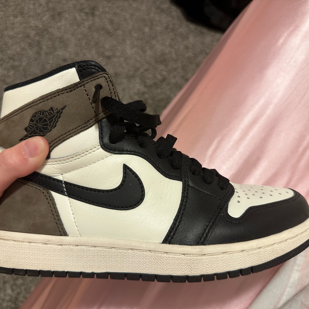 Jordan 1 retro high dark mocha size 7.5 US women’s